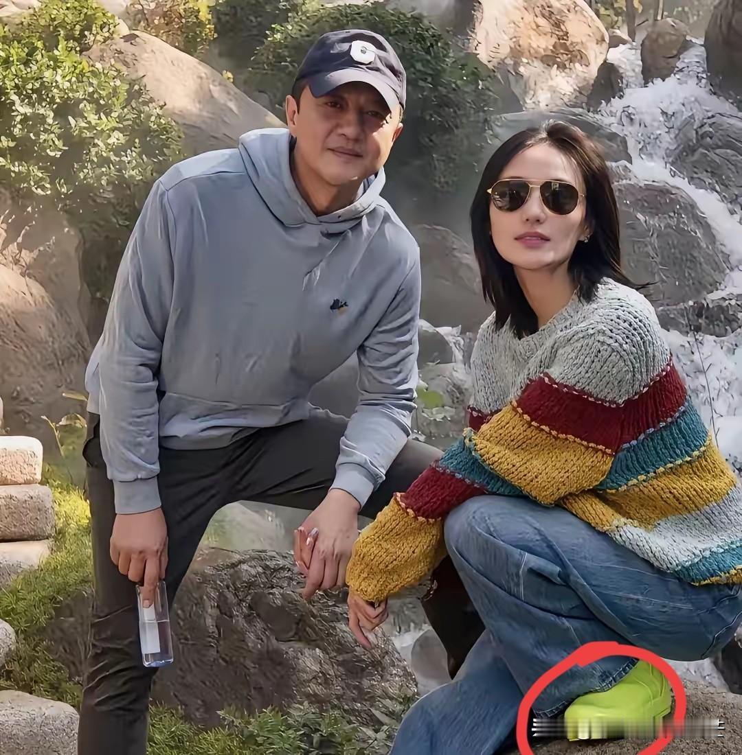 李亚鹏官宣离婚！你猜现在最偷着乐的是谁？答案其实特明显——必须是他闺女李嫣啊！