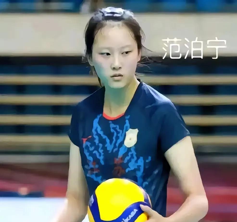 #李盈莹复出能提升女排潜力吗#这还用说吗！现在，在香港站看到李盈莹为大家拿水，