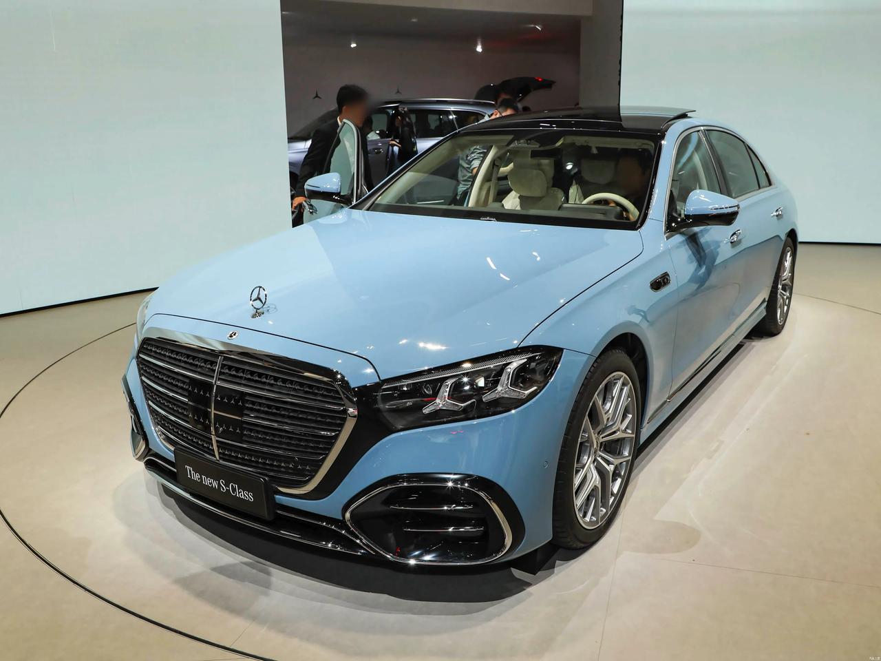 都说“开宝马坐奔驰”，这次北京车展上亮相的全新奔驰S级，把“坐奔驰”的享受又提升