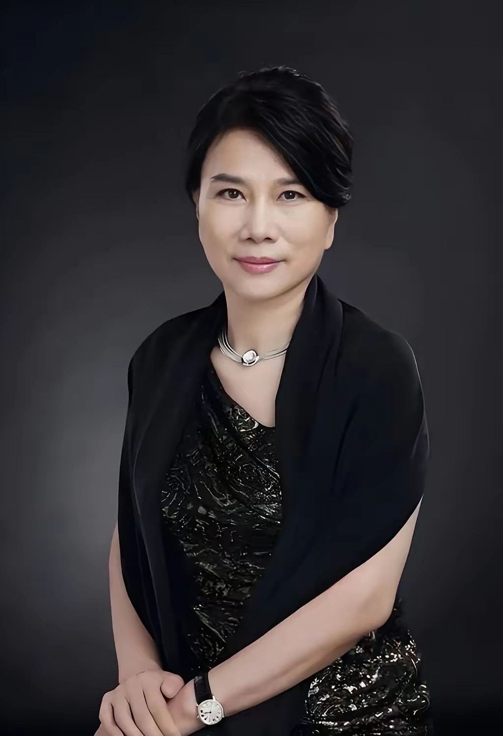 董明珠说：“就得让有钱人多交点税。你看我年薪500万，扣掉45%的税，手里还能剩