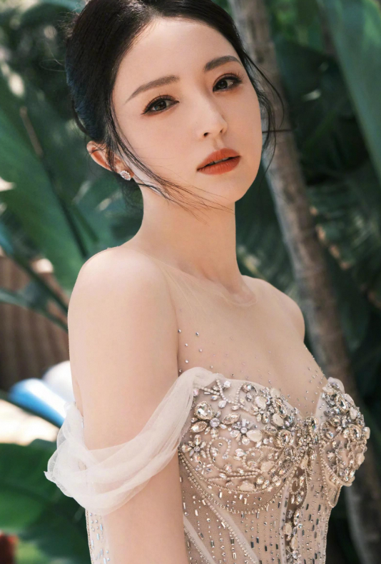 董璇抹胸轻纱礼裙写真，尽显迷人魅力