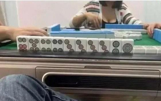 这把牌，胡什么？看半天没看出来！​