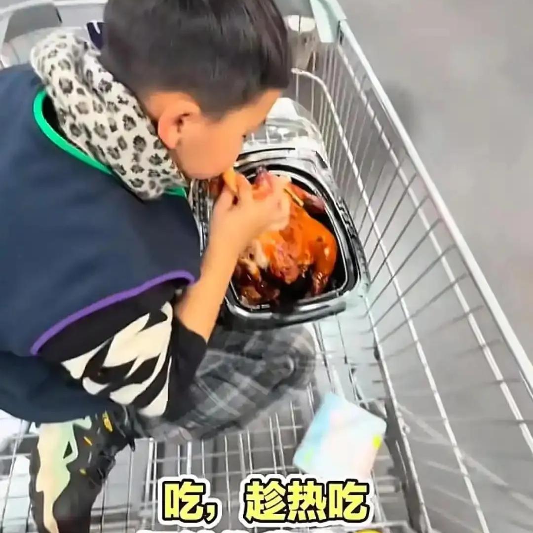 吵翻全网！山姆男孩未结账啃烤鸡，妈妈一句话撕开育儿两极山姆超市一幕引发巨大