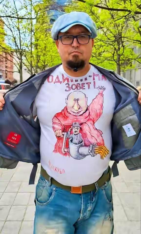 他批评错了对象。近日，一名被迫流亡到波兰的俄罗斯艺术家