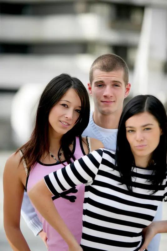 这绝对是我今年听过最狠的“报复”。成都中医药大学门口，大学生们疯狂排队，一心要“