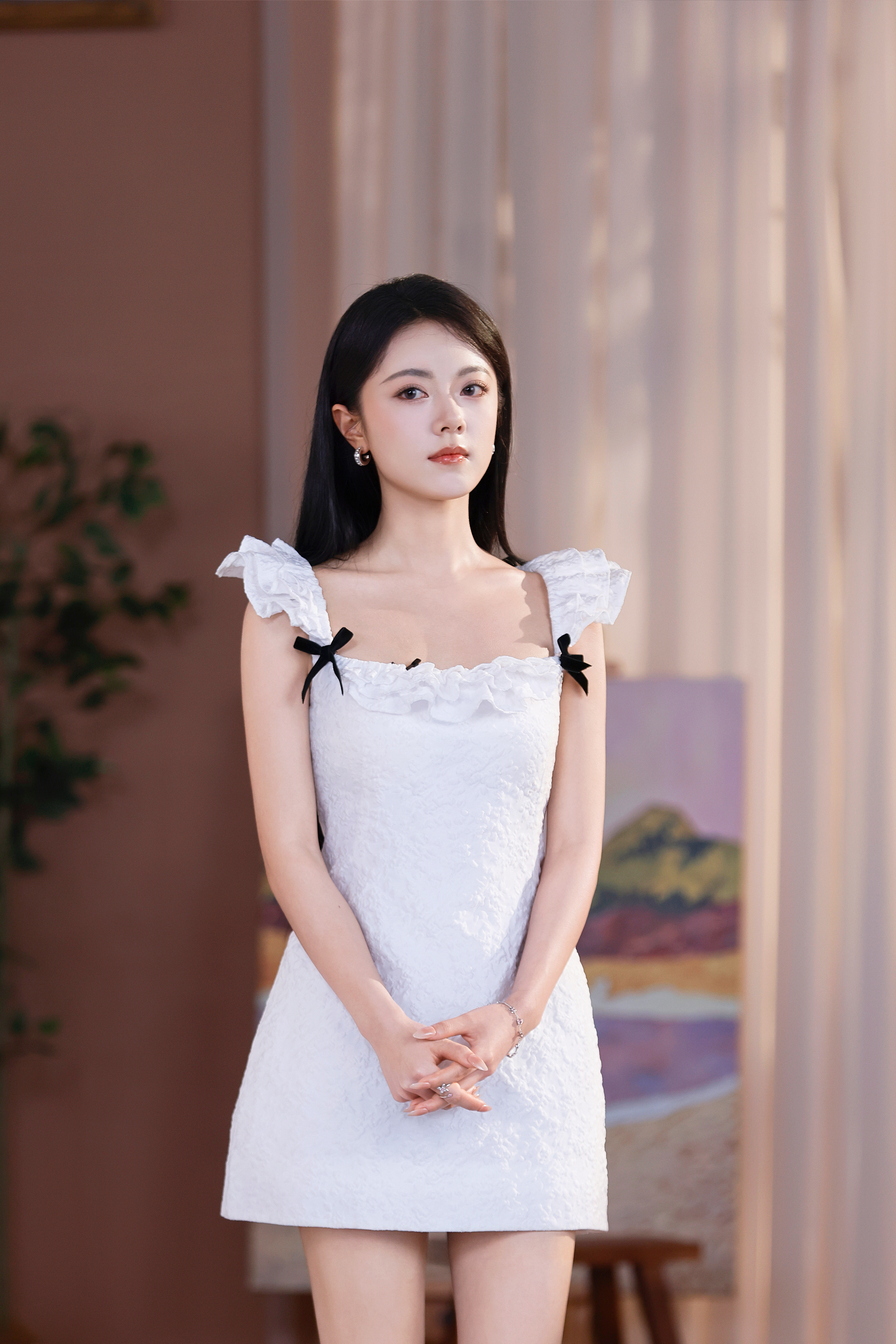 赵今麦inCHARLES&KEITH品牌直播图集，身着ShuShu/Tong