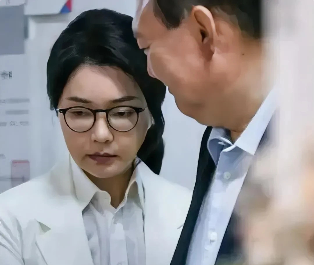 尹锡悦照顾老婆，背后有啥大阴谋？韩国总统尹锡悦最近天天往