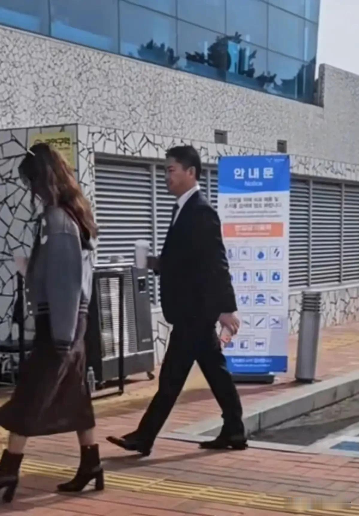 很多人说当今社会“阴盛阳衰”，都是老婆做主。章泽天作为京东的老板娘，可以说是京东