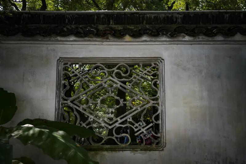 苏州著名景点可太多啦。首推拙政园，它是江南古典园林的代表，占地78亩，园内亭台楼