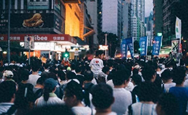 官媒发话了！这次罕见地把话挑明：居民收入弱，不能再只喊大家掏钱了！10月