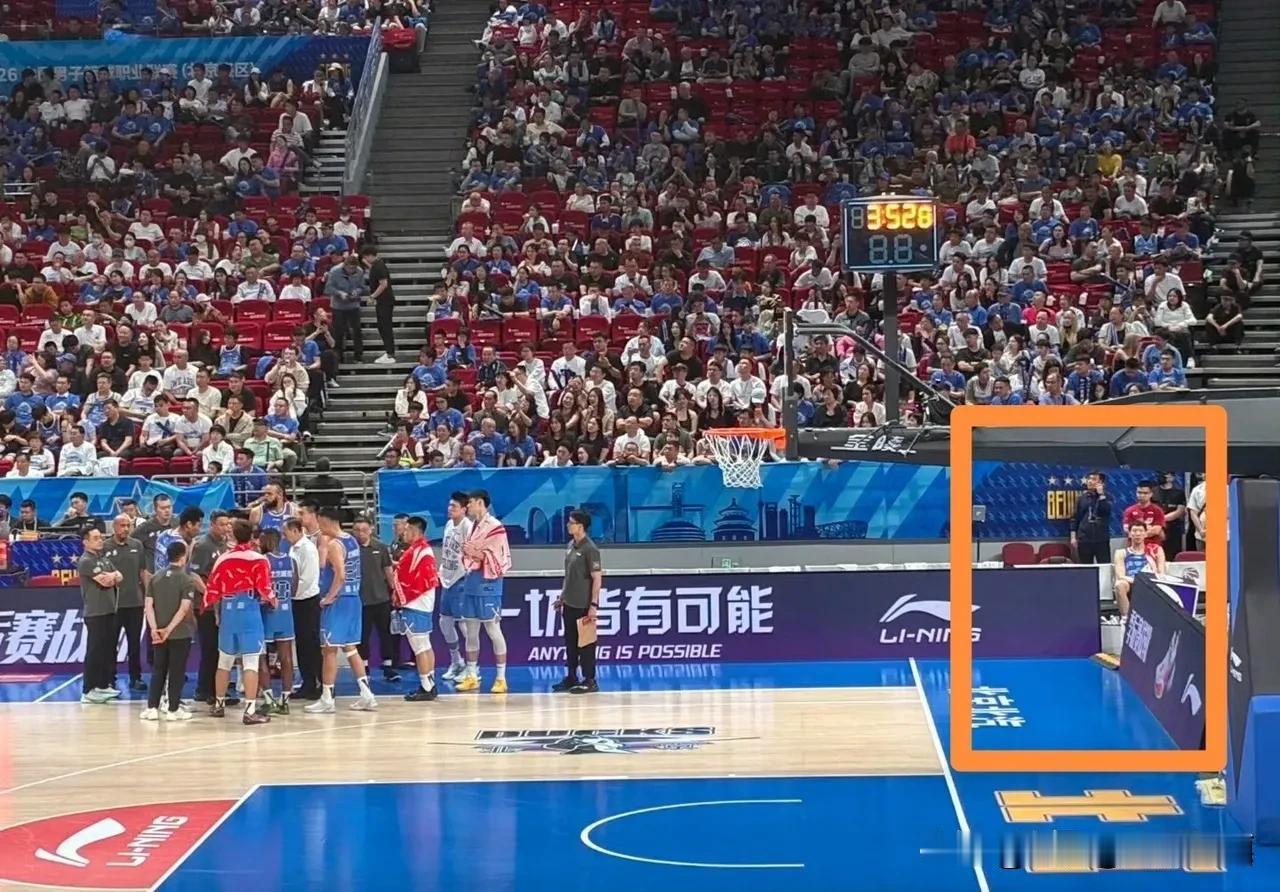 北汽男篮主场66-81脆败上海队，赛后还有4个坏消息。1、球队出现不团结情况，