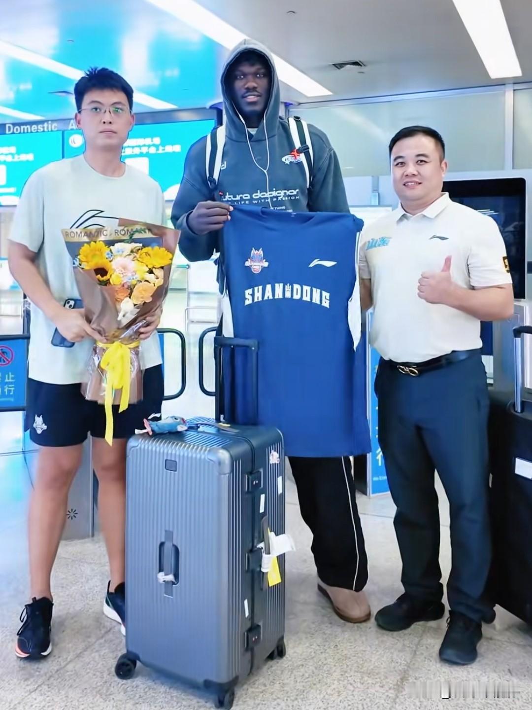 法耶与山东队汇合山东男篮官方刚刚在社交媒体上发布了球队接机视频，球队内线外援法
