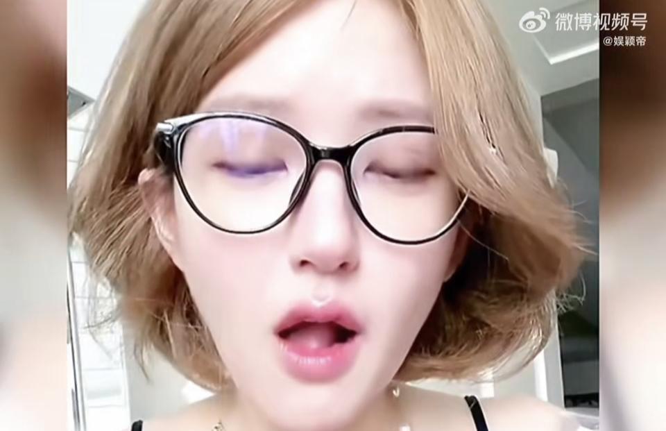 赵露思这波直播哭到人心疼，堪称“压力释放现场”。前年老爹患癌要化疗，剧组愣是不批