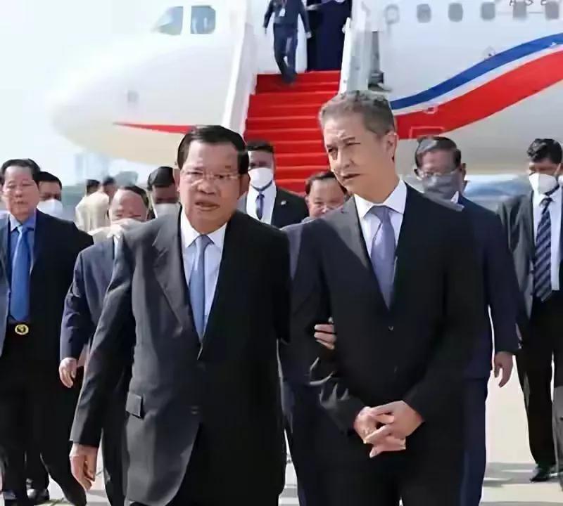 洪森夫妻跟夏卡武王子挎着胳膊走路的样子，真是可笑。两男挎着胳膊走路已经很可笑，