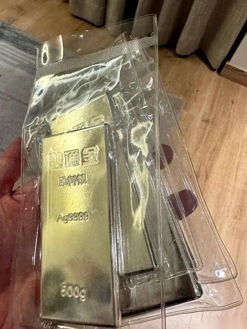 我妈这人，真的，神了。前年银子5块钱一克的时候，她二话不说，直接买了1000克