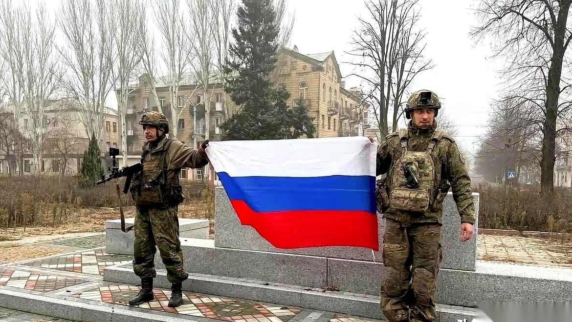 最近俄军在顿巴斯战场上，下了一步狠棋。他们没有去硬啃乌军那道经营了好几年的核心