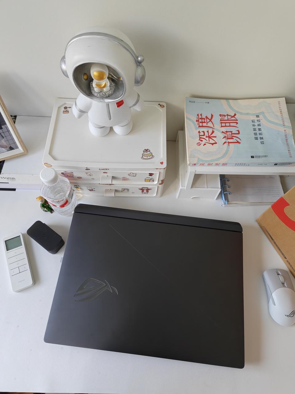 可能是前几天听见我吐槽老笔记本玩游戏卡没想到七夕这天，老婆居然送给我一台新款R