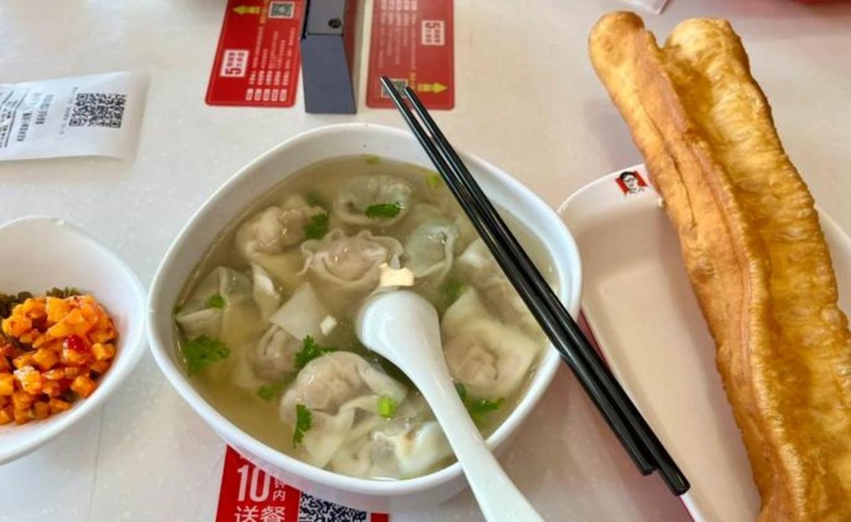 表弟在万达广场开了一家馄饨店，雇了个女员工，工资3000块。生意非常好，干了