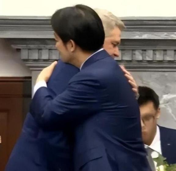 美就解放军环岛军演表态：两党已达成共识，若大陆攻台，美将出兵。解放军战机贴海