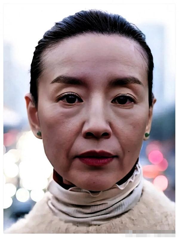 终于知道董洁，为啥这么憔悴了。原因很简单，不是戏难拍，也不是钱难赚，而是身后