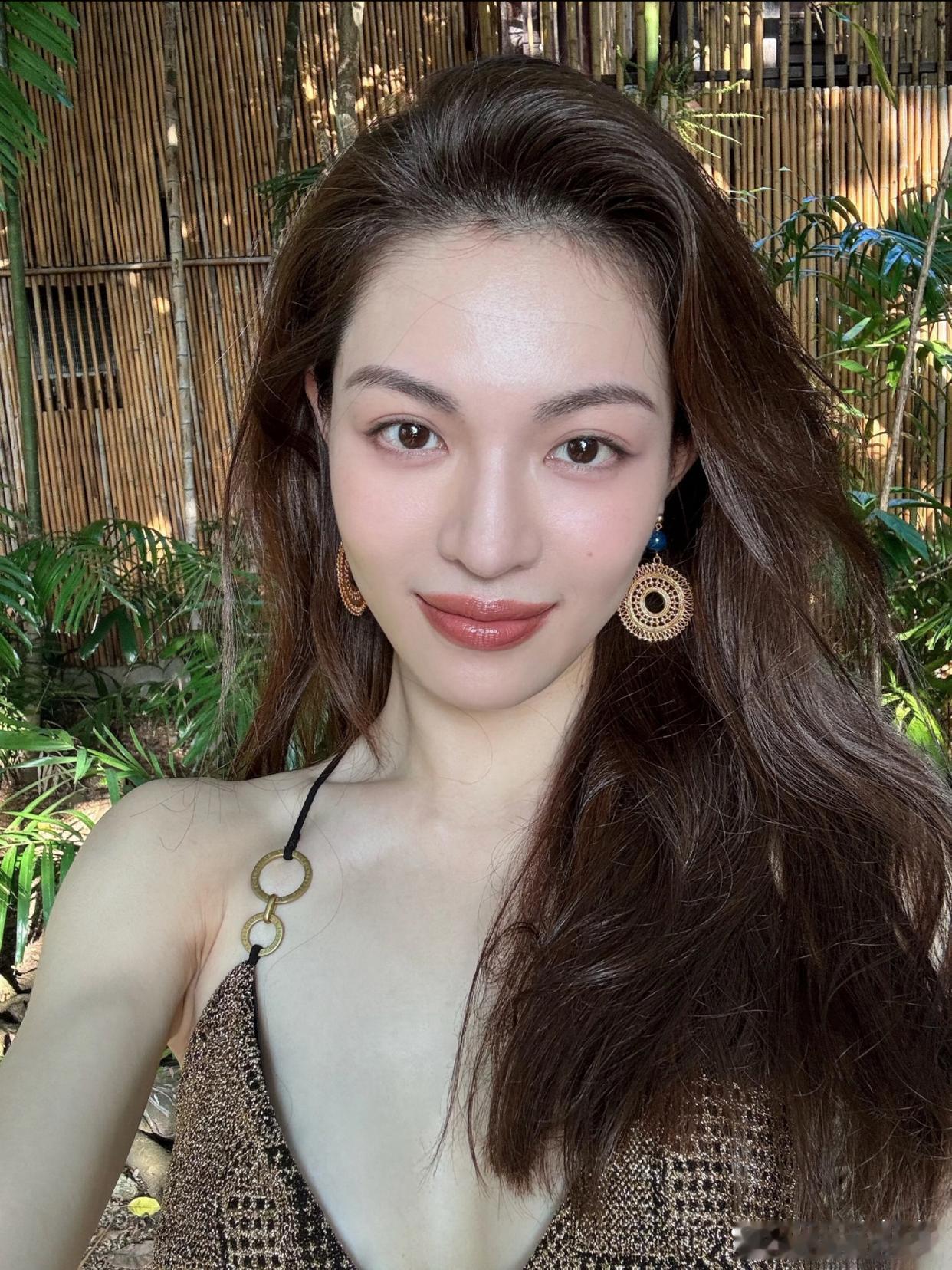 钟楚曦脸型小巧精致，五官却明艳大气，比例十分出众。