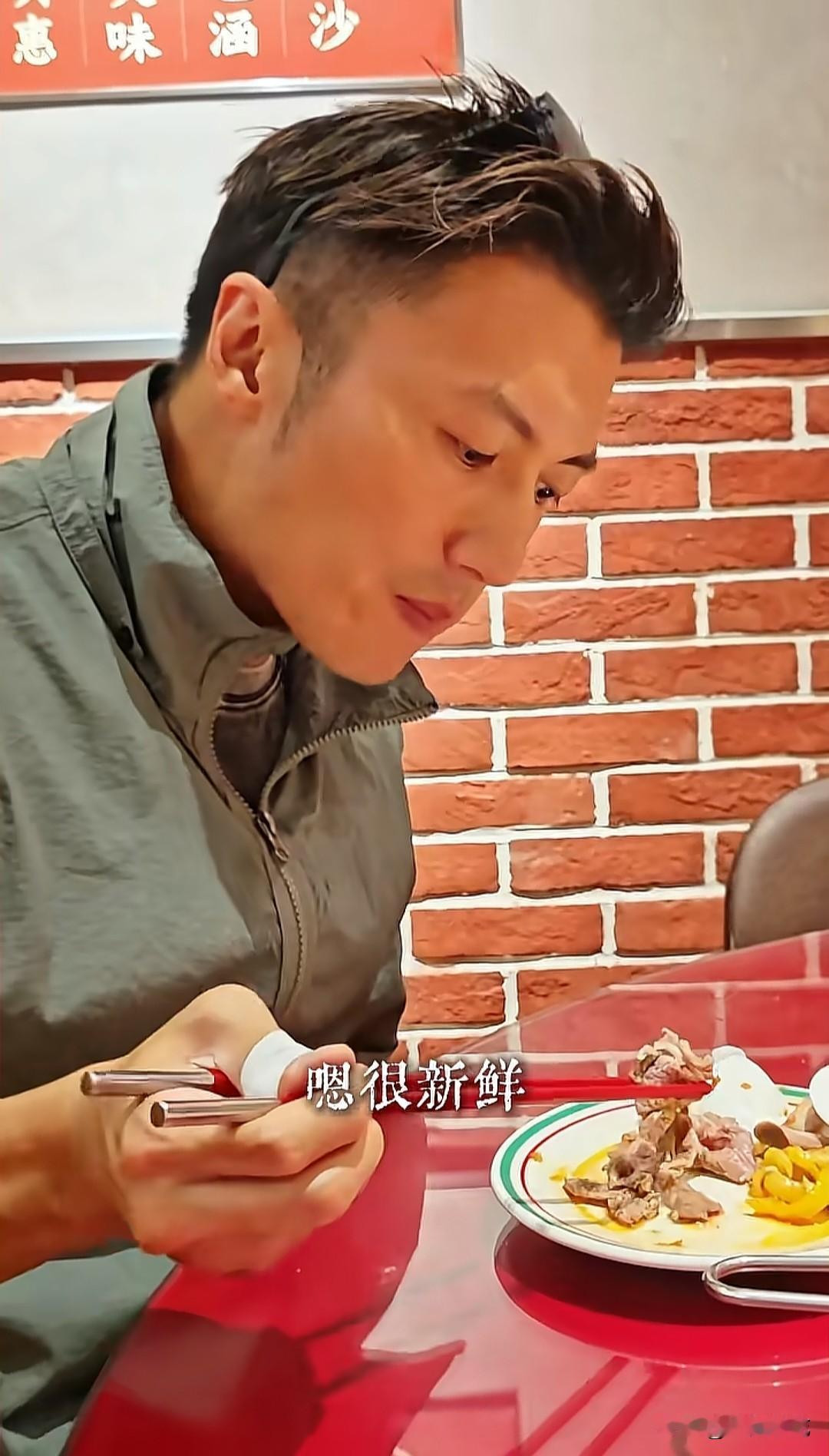 谢霆锋晒北京探店吃港式鸡煲，沉浸式安利地道美食，专业感直接拉满：200天散养鸡，