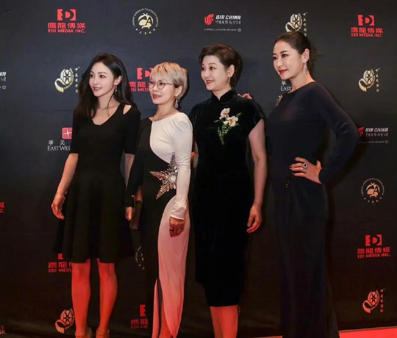 别的不说，姚笛的颜值应该没什么争议。去年42岁的姚笛参加中美电影节，别的女星都