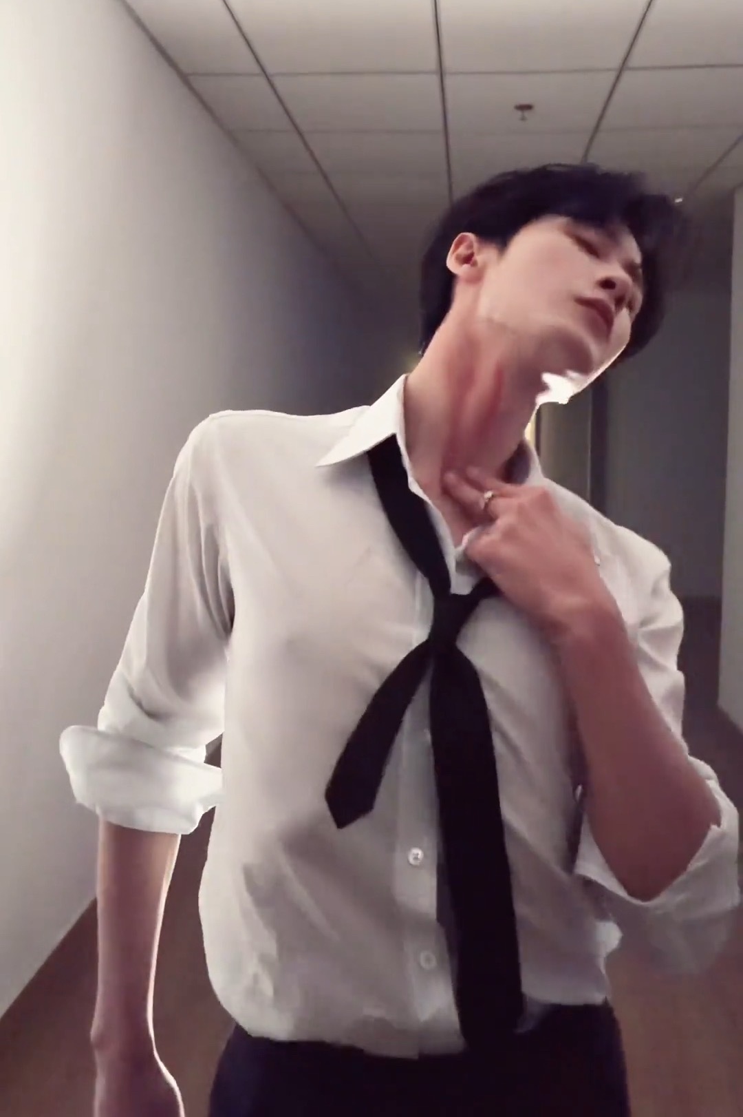 录了多少遍啊老公，脖子上都红了等等，是口红此男太会了…