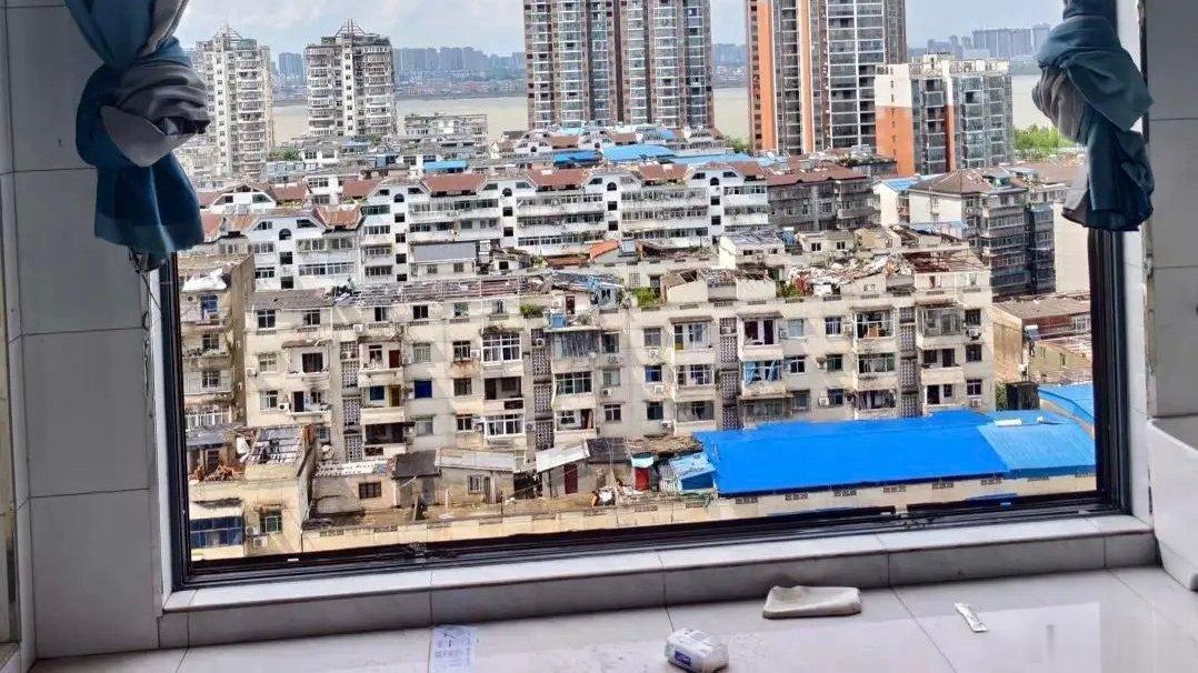 落地窗之惑经历了湖北龙卷风之后，你还敢装落地窗吗？根据“凤凰卫视”，一次极端天气