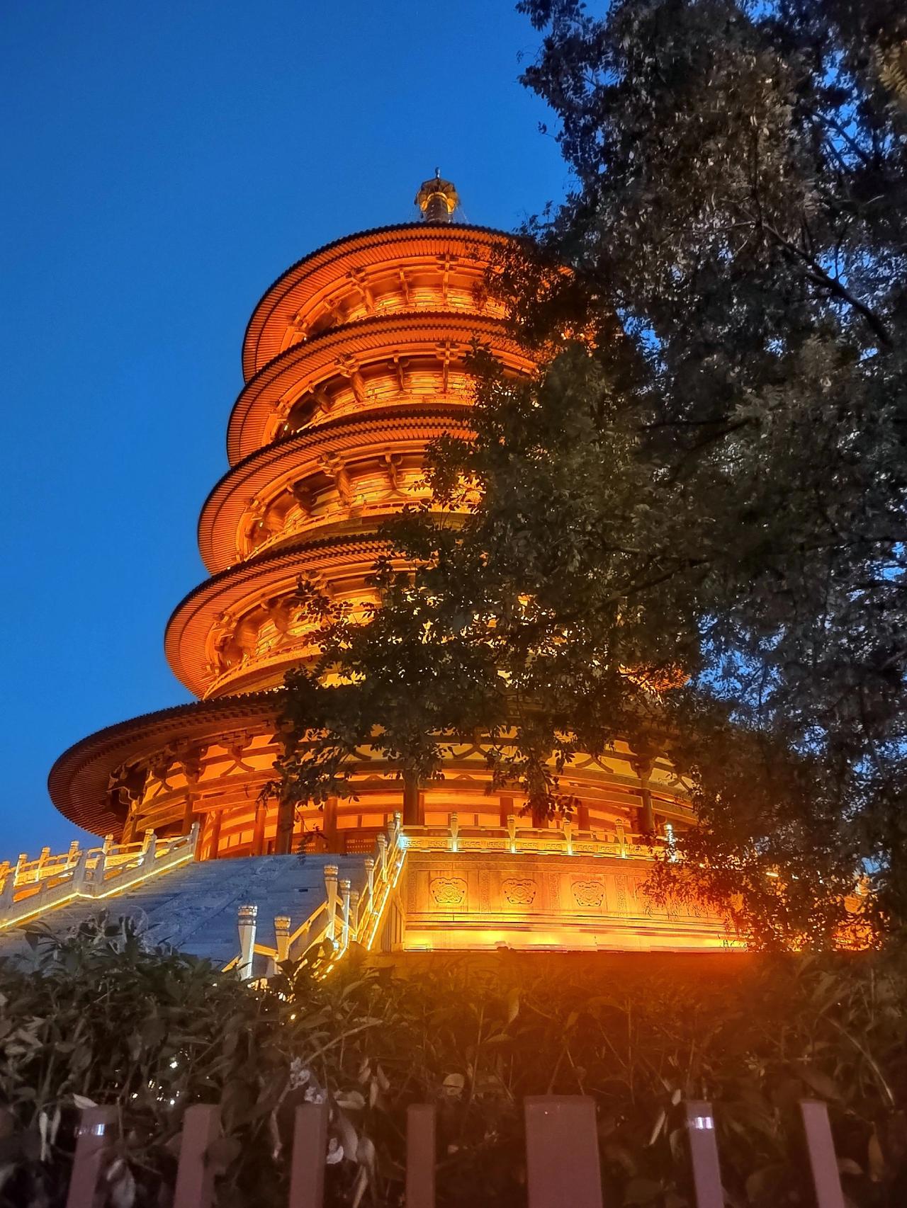 有人说咱洛阳守旧派，这话一点儿没毛病都没有，其他的撇开不说，就说咱应天门北广场那