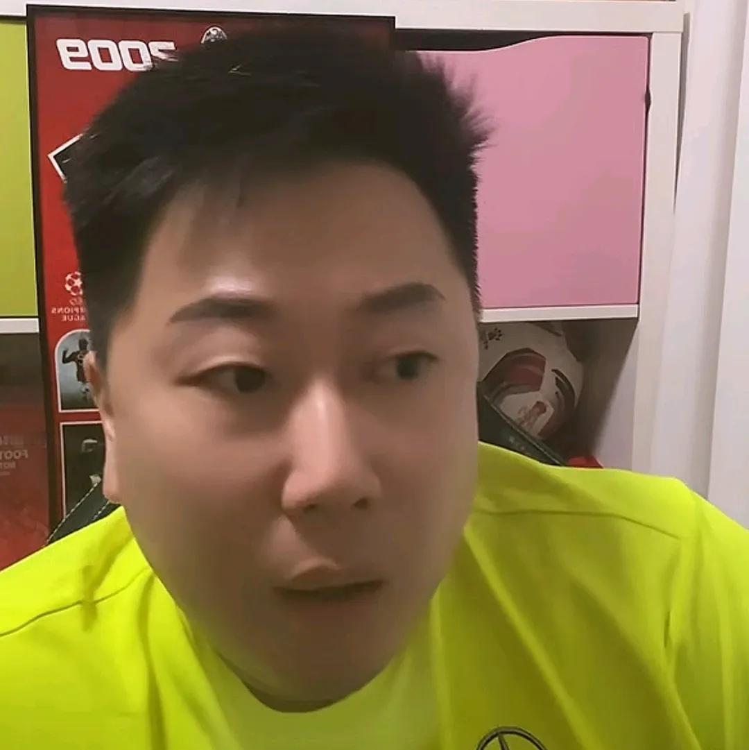 媒体人李宝库语出惊人，他认为上海海港是靠裁判才勉强逼平山东泰山。在上海海港1-