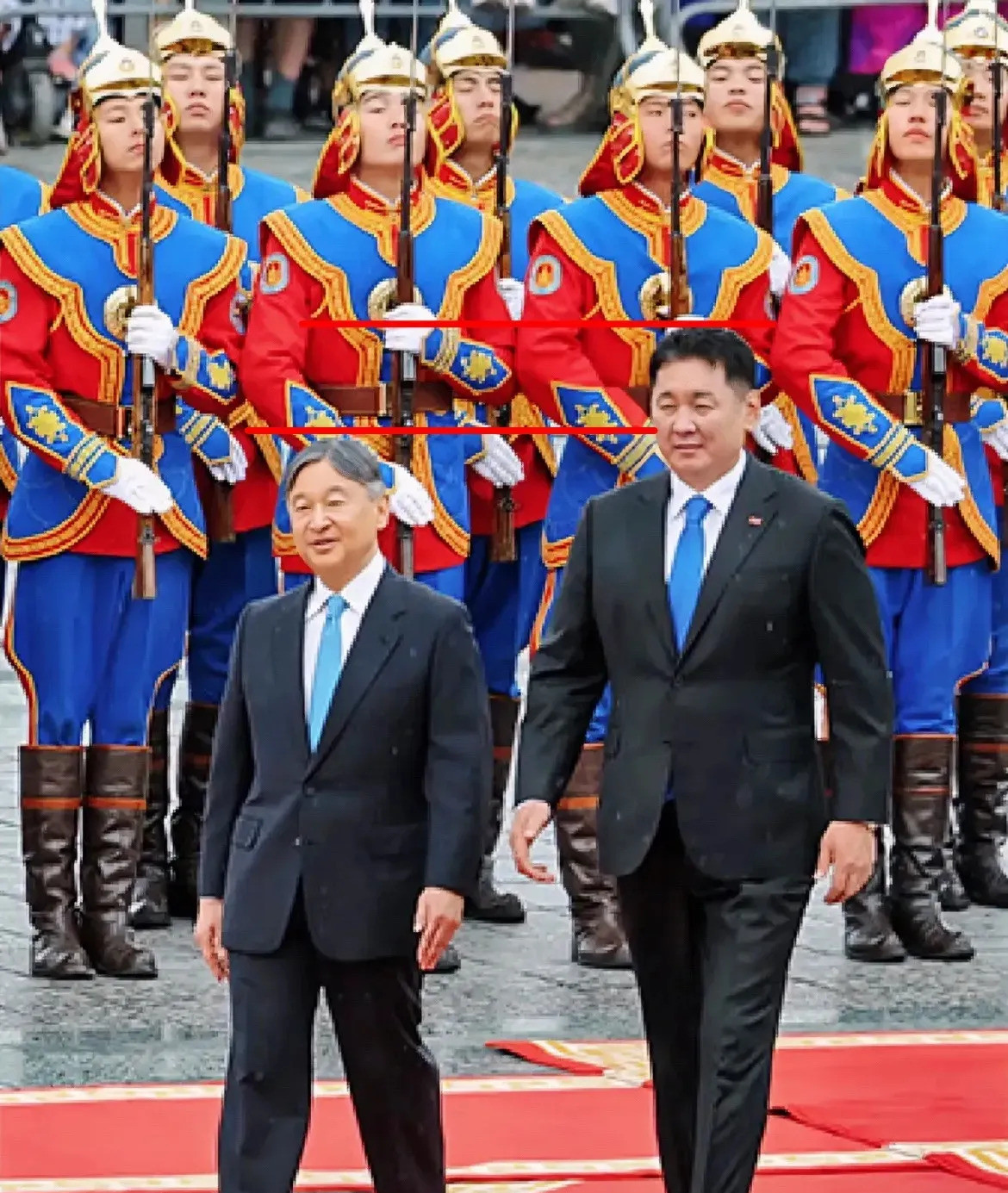 蒙古国仪仗队太高，天皇有点矮蒙古国总统迎接日本天皇，这画