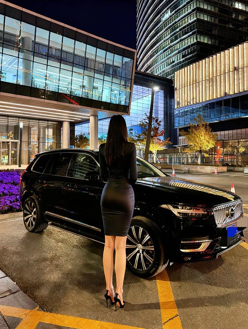 夜晚街头的时尚穿搭，黑色连衣裙与高跟鞋的完美搭配，尽显优雅与自信。