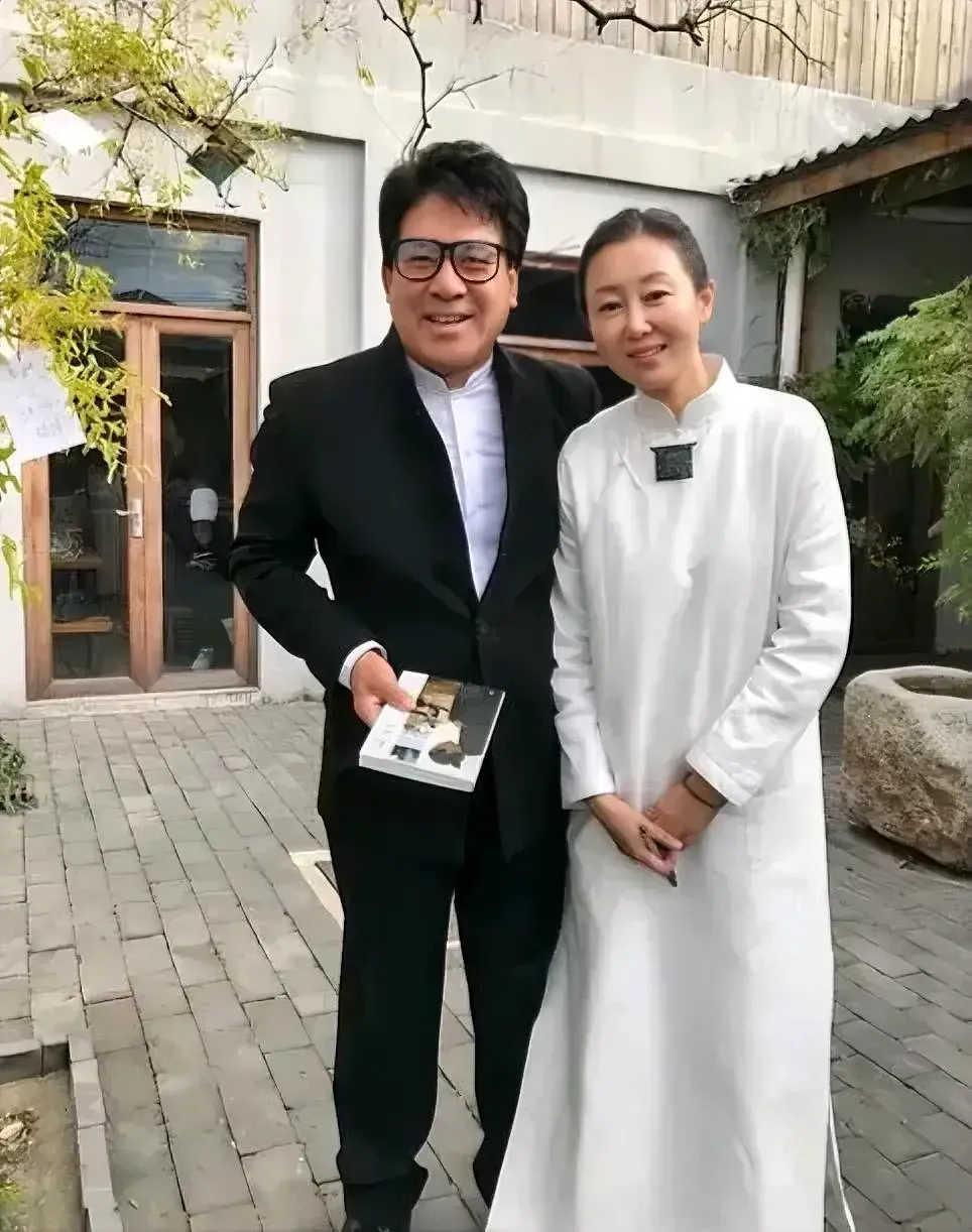 哇塞，孙楠的二婚妻子潘蔚也出书啦！镜头中身着一袭长衫的潘蔚，眉清目秀，笑容可