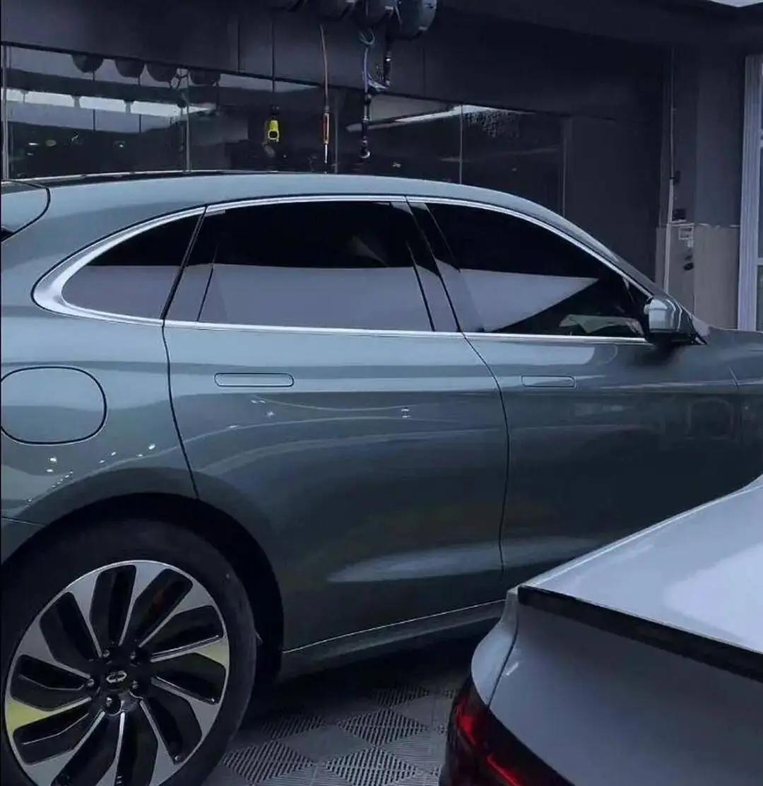 你是不是也纳闷过：大热天路边停着辆豪车，发动机嗡嗡转着，车窗却关得死死的，里头人