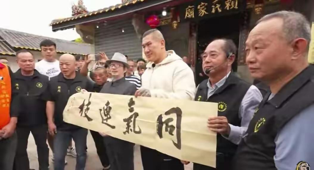 针对馆长帮助赖清德寻亲一事，最先跳出来批判的是绿营和于北辰将军。于北辰怒批馆长