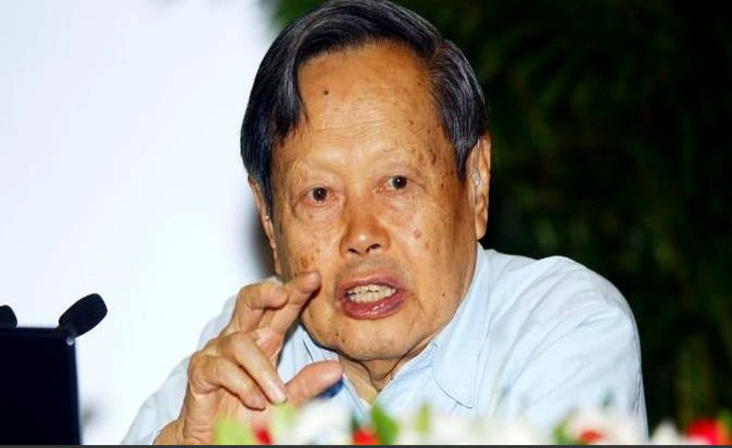 2012年，杨振宁曾顶着骂名阻止建造2000亿的大型粒子对撞机，这也惹怒了中科院
