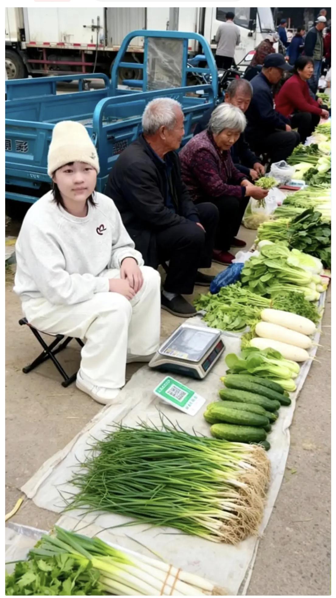 奥运冠军蹲在菜摊前整理蔬菜，大爷大妈没认出这是全红婵。全红婵在菜摊上整理的那