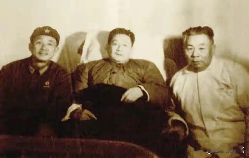 七十年代后期，三位新四军四师老战友的合影：左起：姚运良、周纯麟、饶子健。抗日战争