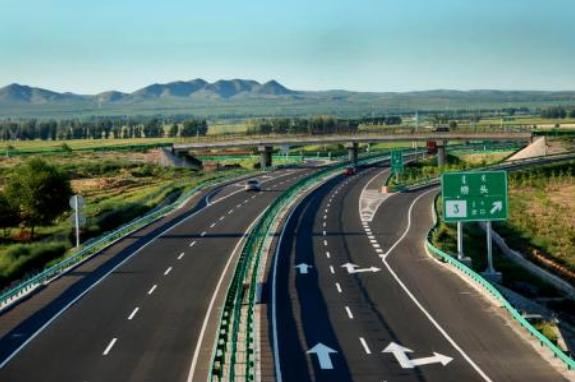 高速上开车,开慢一点安全吗?高速上开得太慢，未必安全，甚至可能更危险。