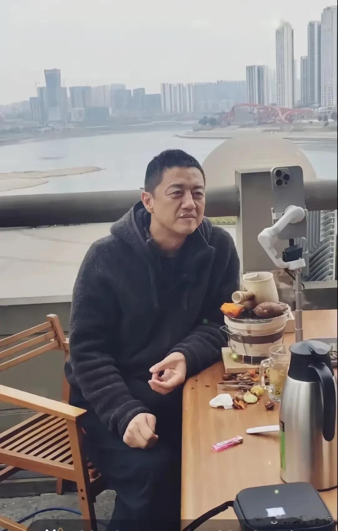 李亚鹏真的花期太短，明明年轻时候很帅气，演技也不错，曾经扮演的令狐冲更是迷倒了一