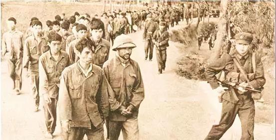 他从军长直升大军区司令，引来许多猜测！有人说中央领导沾亲带故“1985年8月，
