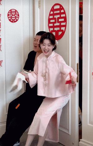 新娘子笑得真美，美感、性感、骨感！[玫瑰][赞][吐舌头眯眼睛笑]