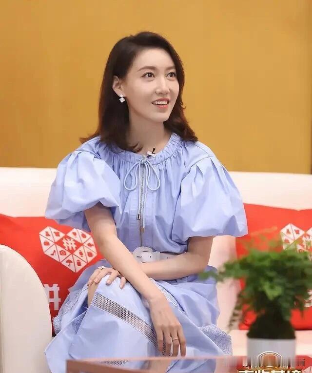 这是一个比高圆圆和景甜长得漂亮的女演员，就算时光流逝，依旧是那个惊艳的女神，岁月