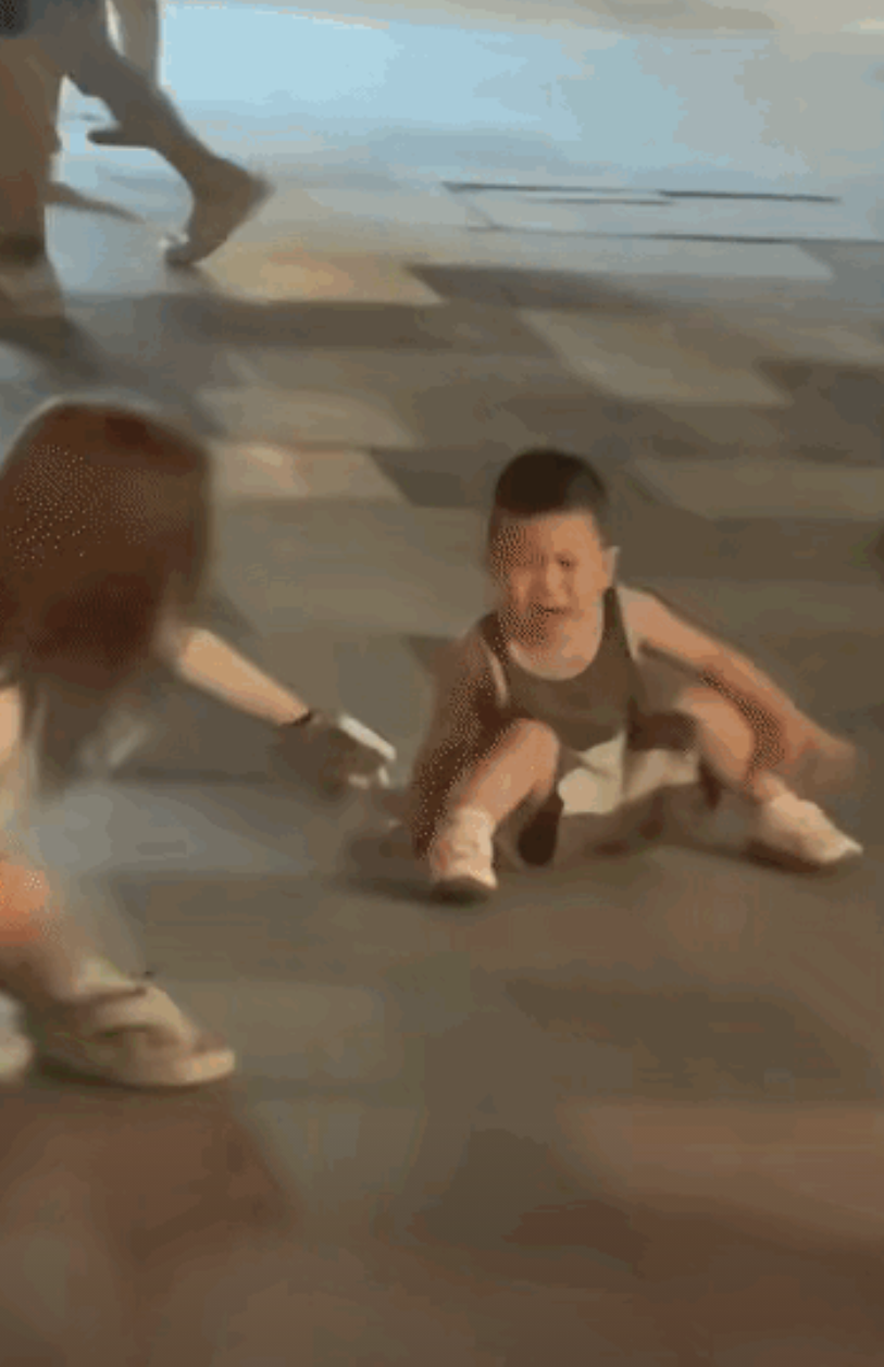 “这招你也会？”上海，小男孩想买玩具，坐在地上哭闹，妈妈正打算妥协，谁知两个路过