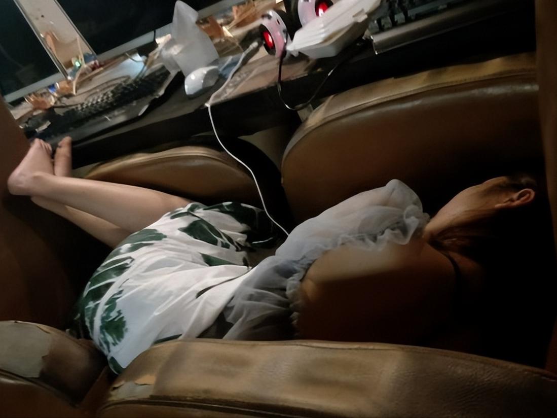 “胆子也太大了！”浙江宁波，男子在网吧看到一名漂亮的醉酒女子在睡觉，忍不住推了