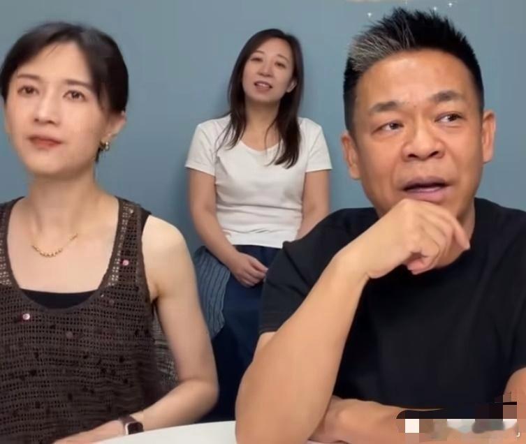 孙浩和papi酱说，如果借钱，他不找瞿颖和戴军，只找张嘉益和王海燕借。papi:"哦～因为他们更有钱