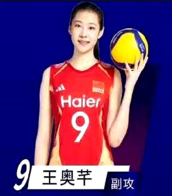 两位女排副攻小将，17岁的郭中楠和18岁的王奥芊。这俩小姑娘真是让人眼前一亮，