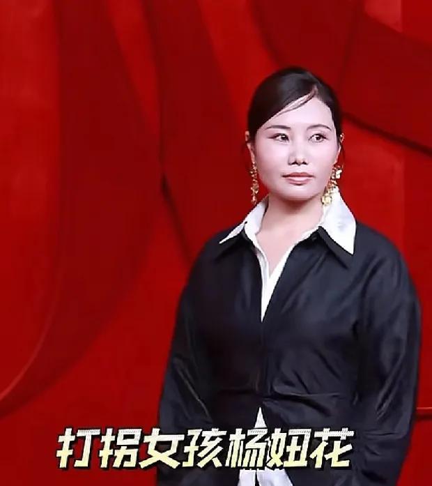 杨妞花现身时尚芭莎红毯，她穿了一整套香云纱做的衣服，衣服质感非常好，还请了专业的