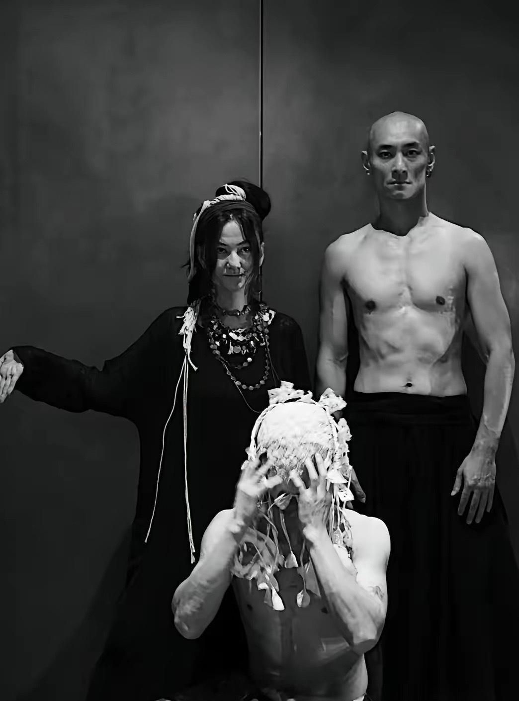 一个操作，彻底扒下了成都叶松源的底裤。在四川扎根十年不吃辣，排练口令全喊日语。这